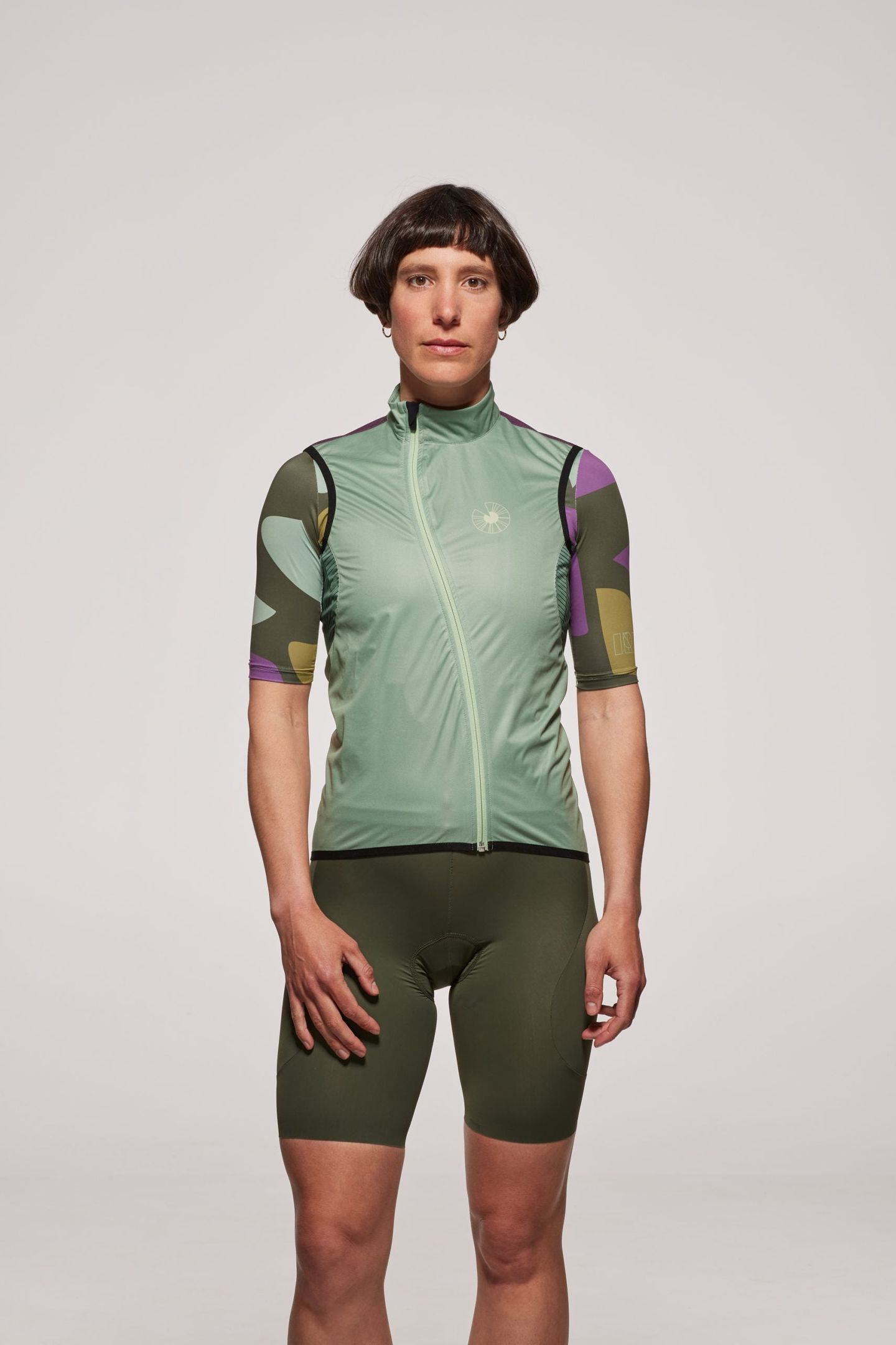 Model is wearing a size S Gilet and XS Jersey